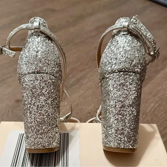 Jewel
BADGLEY MISCHKA
Cook Metallic Glitter Heels Formal Shoes size 7.5  7 1/2 - Picture 9 of 12